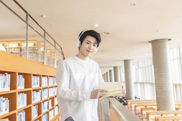 攝圖網(wǎng)_501212892_在圖書(shū)館看書(shū)的學(xué)生（企業(yè)商用）.jpg